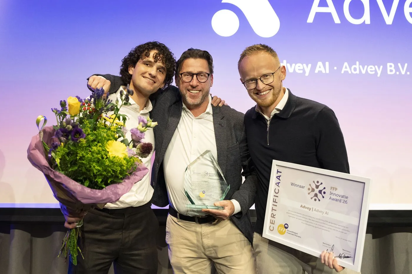 Het Advey-team met de glazen FFP Innovatie Award, het certificaat en bloemen